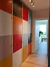 Hodnik ima šareni ormar...