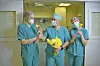 Sa svojim timom, medicinskim sestrama iz operacijskog trakta.
