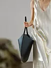 Cijena Flat Hobo torbi u Garderobi iznosi 3800 kn