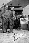 Abraham Quintanilla i Chris Perez na ceremoniji otkrivanja zvijezde posvećene Selene u Hard Rock Cafeu u San Antoniju 1995. godine.