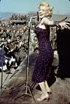 Poznata fotografija gdje pjeva američkim vojnicima u Južnoj Koreji netom nakon završetka rata
