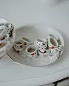 Svaki prsten rađen je ručno od bijele kamenine (imitacije porculana) što mu daje čvrstoću