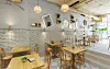 Topli, promišljeni interijer na kreativan način spaja francuski bistro šarm s dalmatinskim duhom