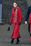 Tijekom kraljevske turneje prošle godine Kate je nosila crveni kaput Alexandera McQueena, kariranu suknju i šal s istim uzorkom.