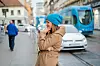 Model kape u plavoj boji