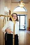 Odrasla je u Lici, a odmalena su joj zbog zabavljačkog talenta govorili da će biti glumica