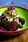 Lava cake sa šumskim voćem i sladoledom.