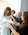 Novorođena princeza Iman sa u naručju svoje bake, kraljice Ranije i kralja Abdullaha II.