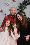 Edin sa svoje tri cure - suprugom Petrom i kćerima Lindom i Lorenom.