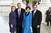 Laura Bush svoju plavu kombinaciju je upotpunila crnim detaljima