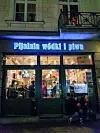 Osim pića ovdje se nude i barski zalogaji.