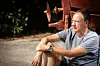 Pavičić je glavnog junaka, umirovljenog novinara, namjerno pisao tako da čitatelje pomalo nervira