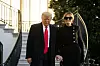 Melania i Donald Trump na izlasku iz Bijele kuće.