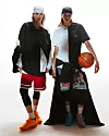 Tajra nosi majicu Y Project. Shorts i tajice Jordan, tenisice Puma, sve Sport Vision. Ogrlica Comme des Garçons Klara nosi T-shirt Raf Simons Fred Perry. Baloner, XD Xenia Design. Shorts i tajice Jordan, tenisice Puma, sve Sport Vision. Ogrlica Comme des Garçons. Lopta Wilson, Dechatlon