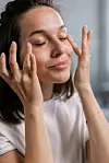 Iako je izrazito važno pobrinuti se za dovoljan unos vode i vitamina, iznimno je važna i njega područja oko očiju.