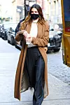 Kendall Jenner je kaput boje konjaka odijenula u ležernijoj, streetstyle kombinaciji.