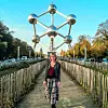 Enea Hasukić ispred građevine Atomium podignute za Svjetsku izložbu 1958.