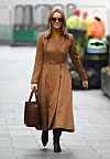 Amanda Holden je kaput u boji konjaka odijenula u elegantnoj kombinaciji.