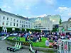 Na Place de Luxembourg četvrtkom se okupljaju i druže zaposleni u europskim institucijama.