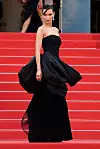 Nitko ne servira glamurozni look u Cannesu poput Belle Hadid