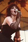 Linda Ronstadt američka je pjevačica zabavne glazbe poznata po tome što je pjevala različite žanrove. Povukla se 2011. zbog bolesti.
