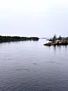 Jezero Inari najveće je jezero u sjevernoj Finskoj, blizu granice s Rusijom, mjestimice duboko čak 90 metara, a mnogi ga znaju iz križaljki