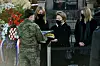 Supruga Vanja Morić i kćeri Nina i Ivana Tuđman primaju državu zastavu i sliku svog supruga i oca.