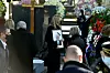 Nina Tuđman čvrsto drži očevu sliku.