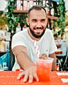 Barmen i koktel majstor Hrvoje Rihtarić