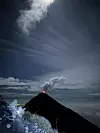 Noćni pogled na vulkan Fuego