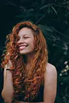 Messy hair trend najlakše je postići s kovrčavom kosom.