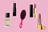 Proizvodi korišteni na setu: tekući highlighter Chanel/highlighter u sticku Baume Essentiel Chanel/ četka za kosu Wet Brush/ ruž za usne ROUGE ALLURE VELVET Luminous Matte Lip Colour Chanel/ ruž za usne Velvet Petal Lisa Eldridge