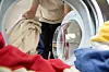 Bijele ručnike perite u vrućoj vodi, a obojene u toploj vodi, koristeći uobičajeni ciklus pranja