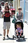 Dave Grohl i Jordyn Blum u šetnji s kćerima Violet Maye i Harper Willow 2011.
