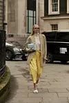 Pastelni look uz Bottega Veneta dodatke