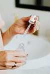 U formule proizvoda za njegu kože i kozmetičkih proizvoda stavlja se kako bi ojačao zaštitnu barijeru vaše kože i pomogao njenoj ukupnoj teksturi, istodobno ciljajući tamne mrlje