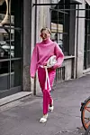 Outfit u boji fuksije s bijelim modnim dodacima