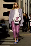 Kombinacija boja uz Bottega Veneta natikače i Jacquemus torbicu