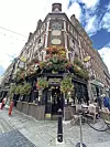 Kultni pub The White Lion.