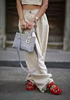 Ljetna inspiracija: crop top, palazzo hlače i Chanel sandale s remenčićima