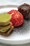 Tris kolača - choux jagoda champagne, čokolada i matcha mille feuille