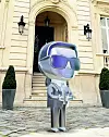 Kromirana virtualna figurica modnog dizajnera Karla Lagerfelda.