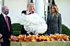 Melania je bila iznimno dobre volje dok je njen suprug Donald Trump pomilovao nacionalnog purana Corna.