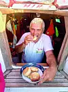 Nebojša Petrović iskazao se i kao kuhar - na brodu je razvukao jufku i pripremio pitu zeljanicu.