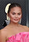 Chrissy Teigen jedna je od rijetkih koja je govorila o svom zahvatu. Tvrdi da je njime zadovoljna