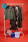 Kapa Benetton Aria, 19,95 €/ Kaput Bugatti Nama, 299,99 €/ Haljina Bugatti Nama, 159,99€/ Kaput Sisley, 208,24 €/ Broš od čelika Dellure, 53,60 €/ Skiny potkošulja, 35,99 €/ Pidžama Alma Ras, gornji dio 17,90 € i donji 44,90 €