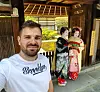 Kristijan u povijesnoj četvrti Gion, u Kyotu, s umjetnicama i zabavljačicama gejšama