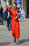 Catherine maše okupljenim obožavateljima.