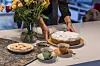 Consuelo gostima rado servira južnoameričke kolačiće alfajores i tart od limuna