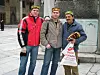 S bratom Romanom i prodavačem kapa u Istanbulu, na putovanju koje ga je odredilo